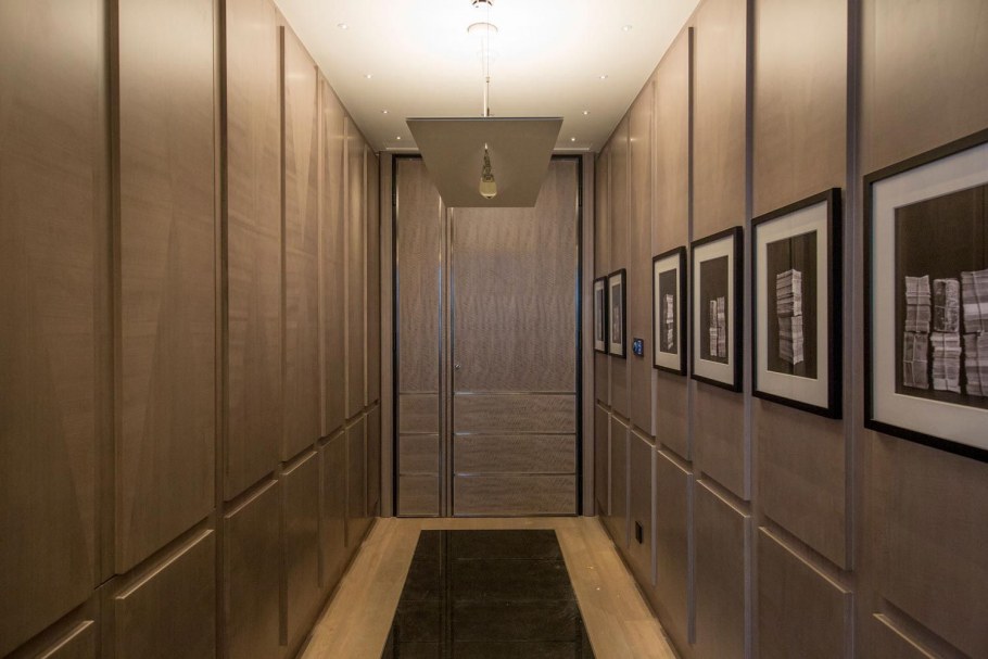 Длинный коридор в офисе