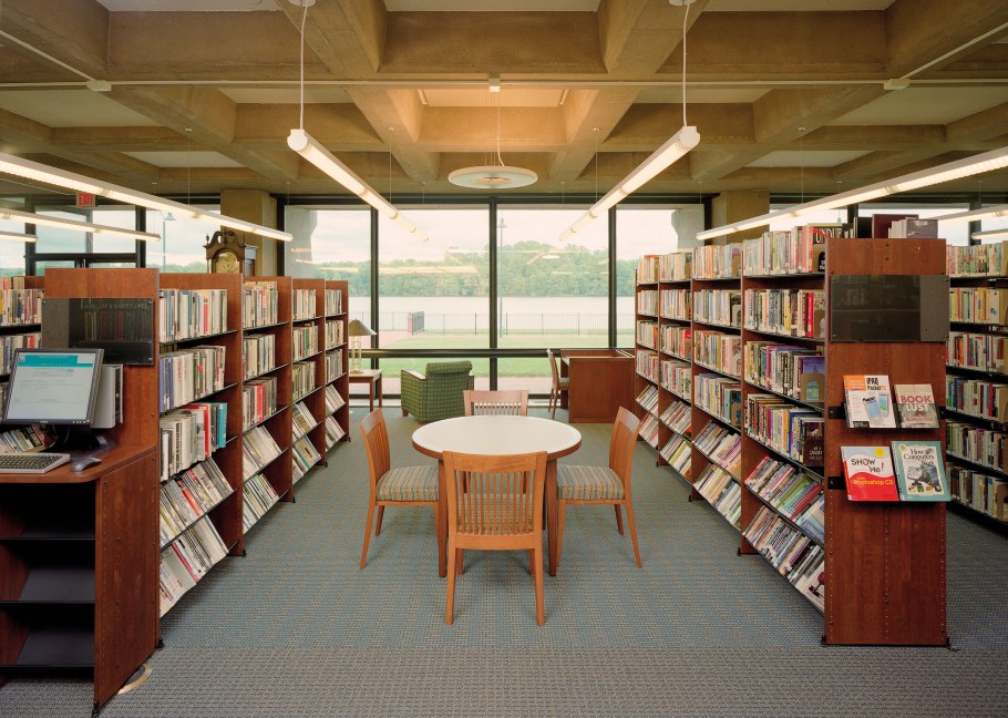 Современное освещение в библиотеке