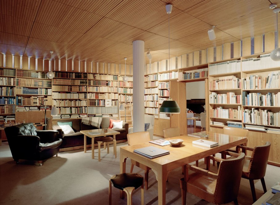 Гостиная с высоким потолком