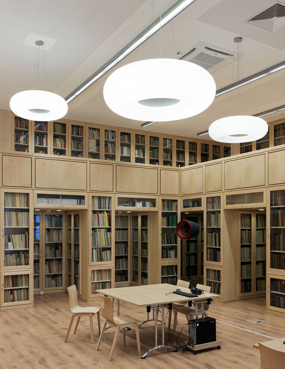 Ресторан с книжными полками