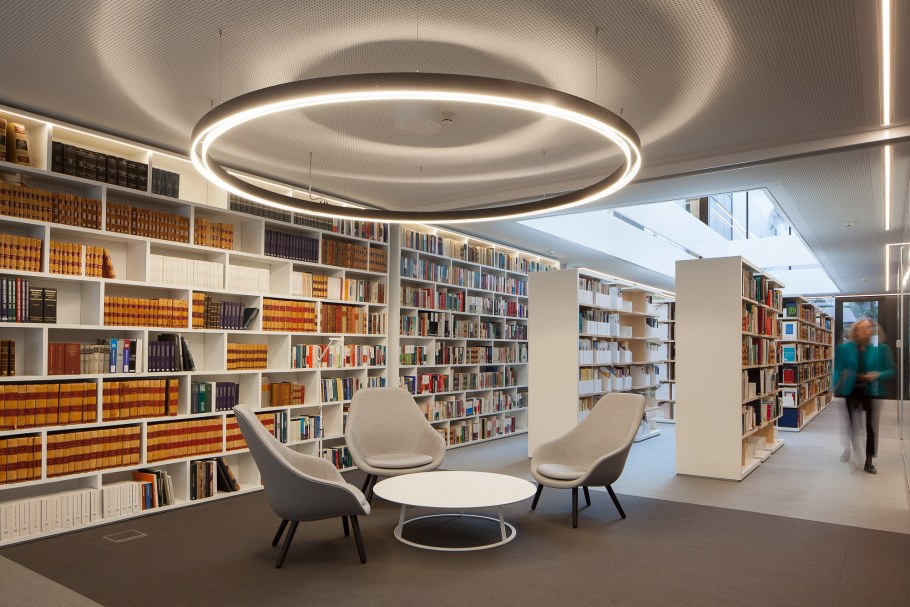 Современное освещение в библиотеке