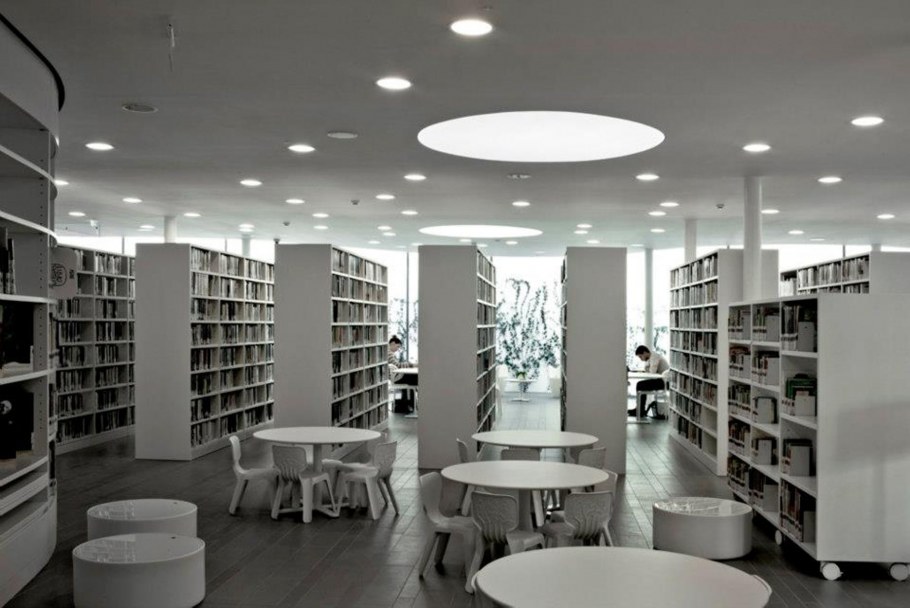 Теплый свет в интерьере библиотеки