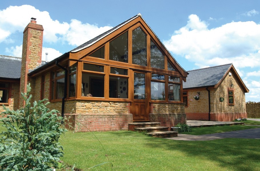 Деревянная веранда к кирпичному дому