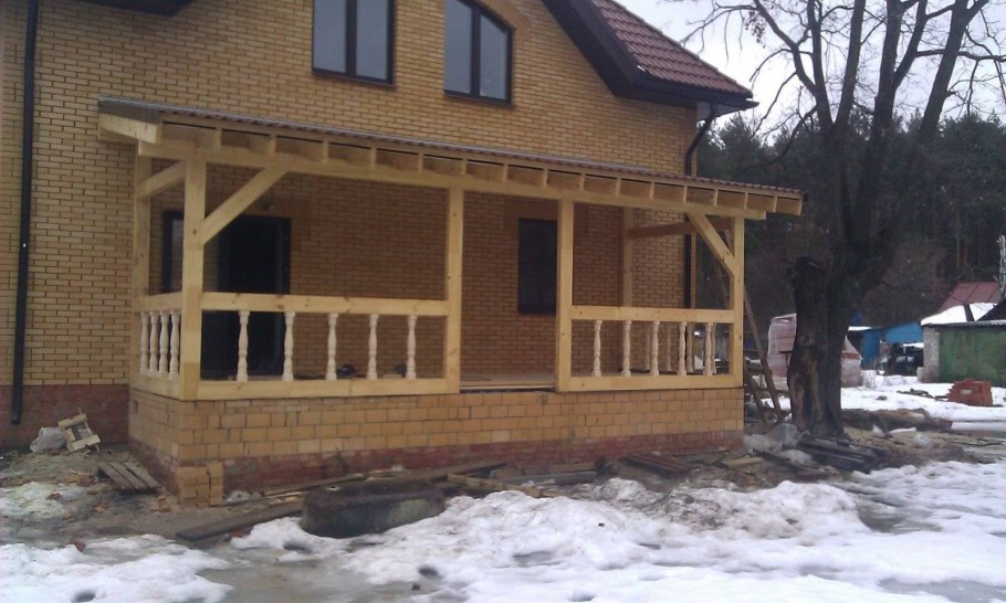 Терраса из бруса к кирпичному дому