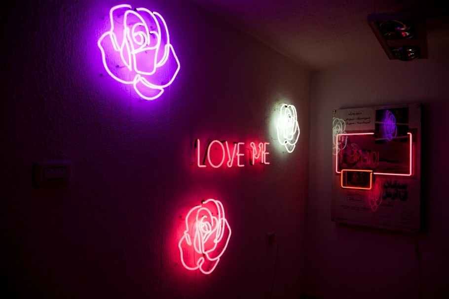 Неоновая вывеска в темноте