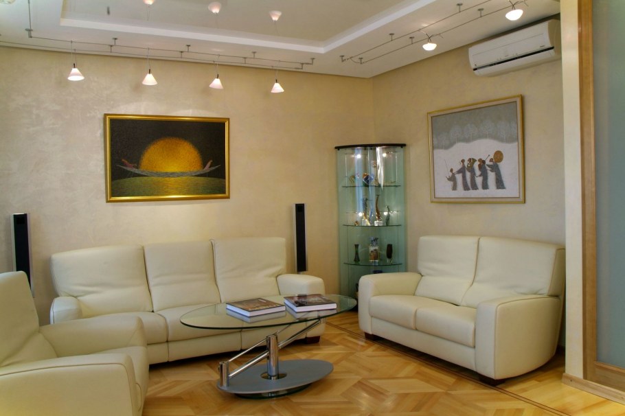 Освещение над диваном в гостиной