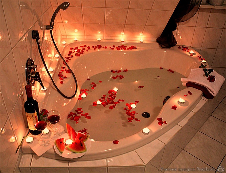 Ванная с лепестками роз и свечами