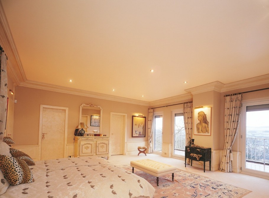 Бежевый натяжной потолок