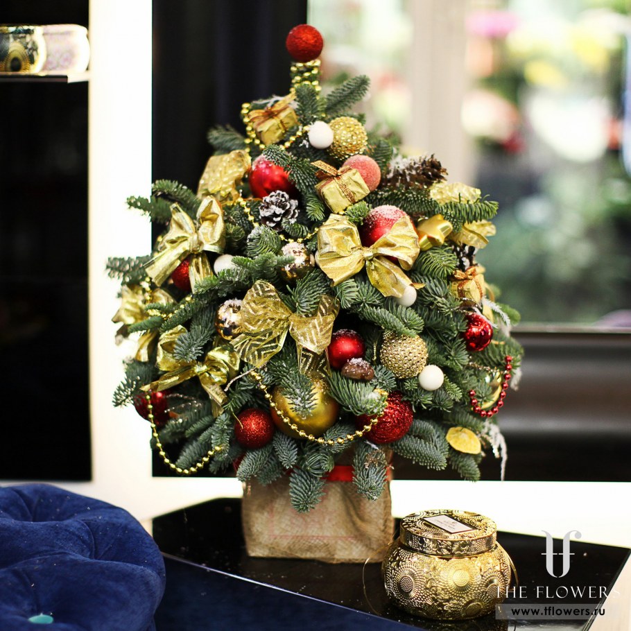 Новогодняя елка в фиолетовых тонах