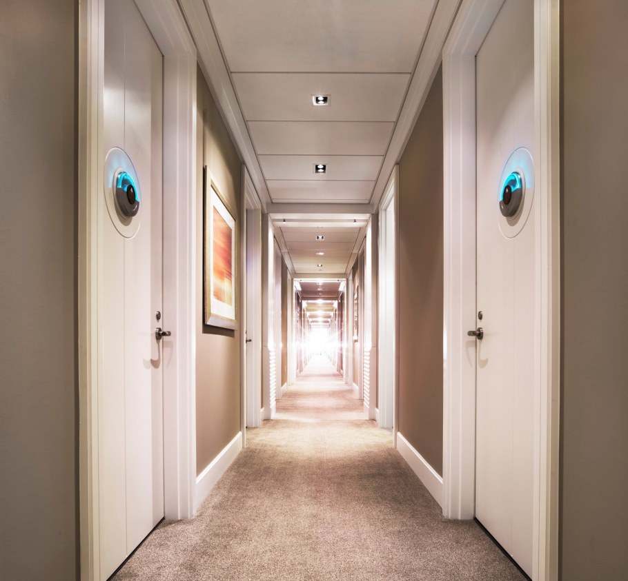 Двери в коридоре