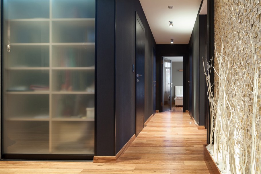 Много дверей на одной стене в даль