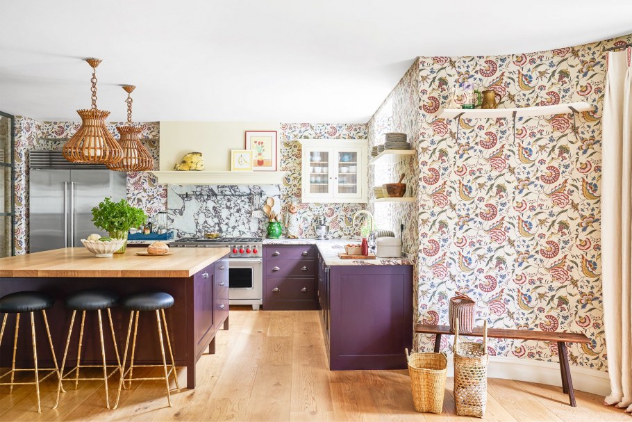 Цветочные обои в интерьере кухни