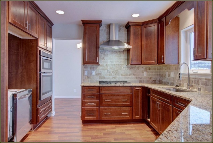 Молдинги на кухонном гарнитуре