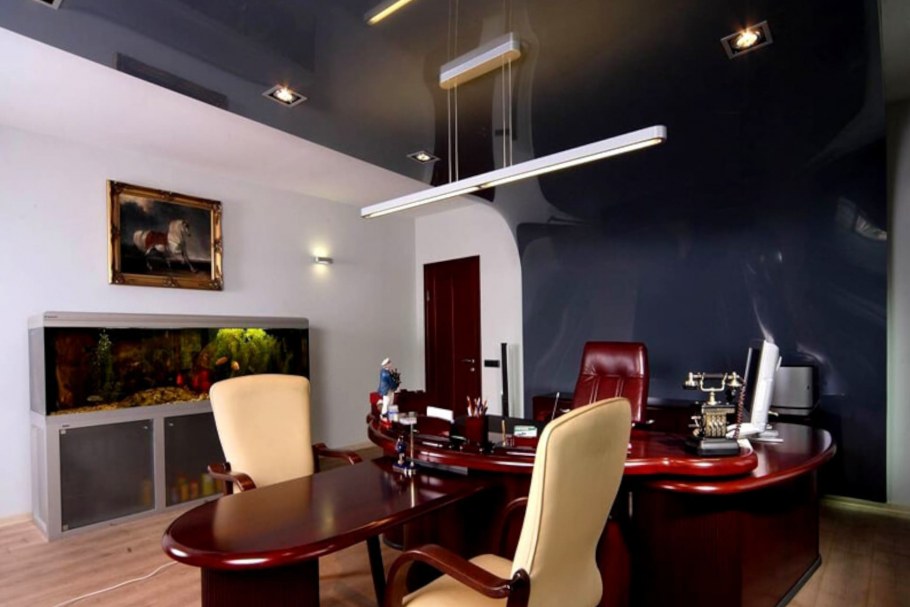 Натяжной потолок в офисе