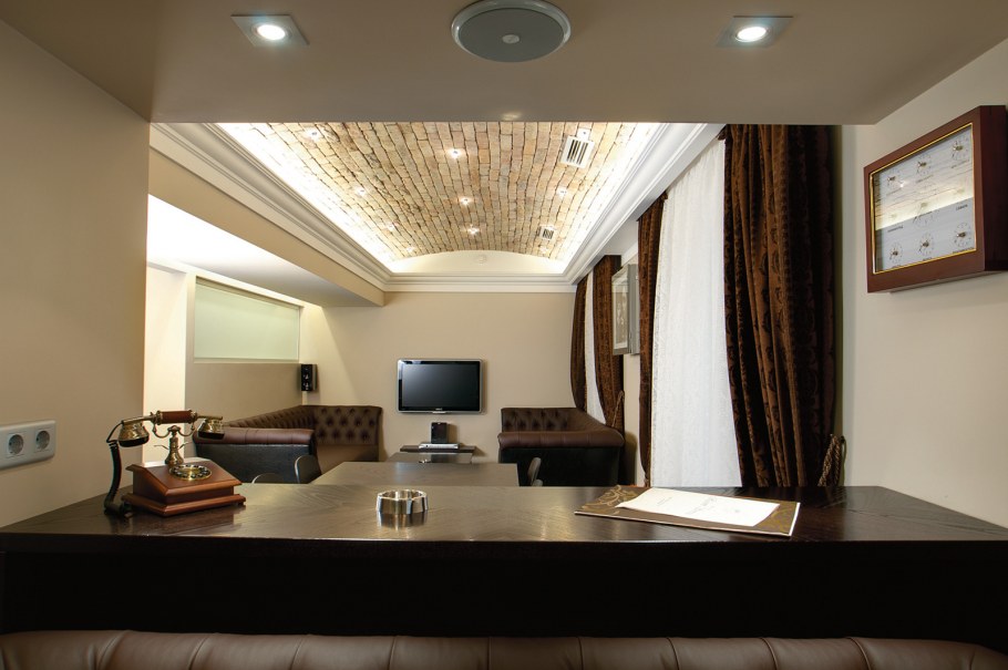 Натяжной потолок в кабинете руководителя