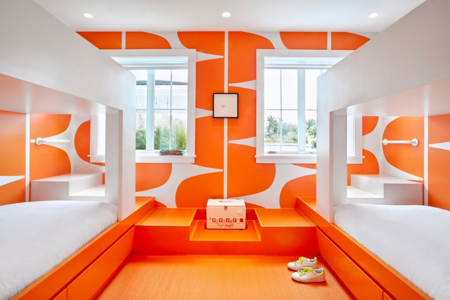 Оранжево белая комната