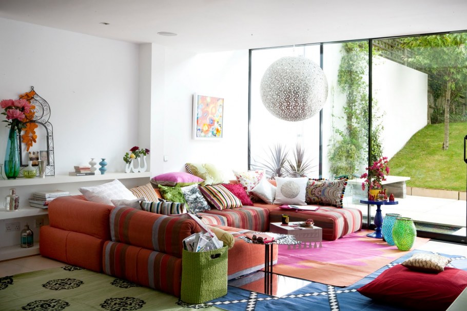 Подушки в интерьере гостиной