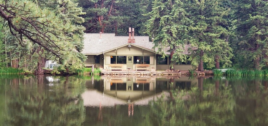 Домик у озера фон профиля