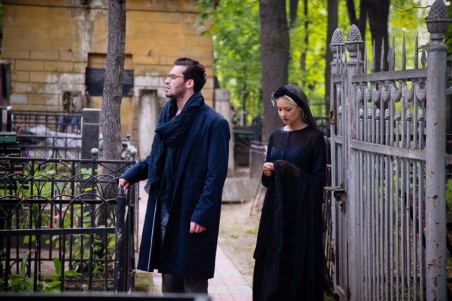 Дом у озера вечером