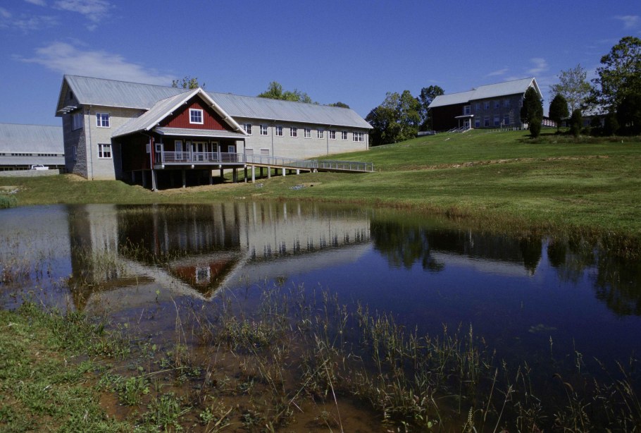 Дом Финляндии возле озера