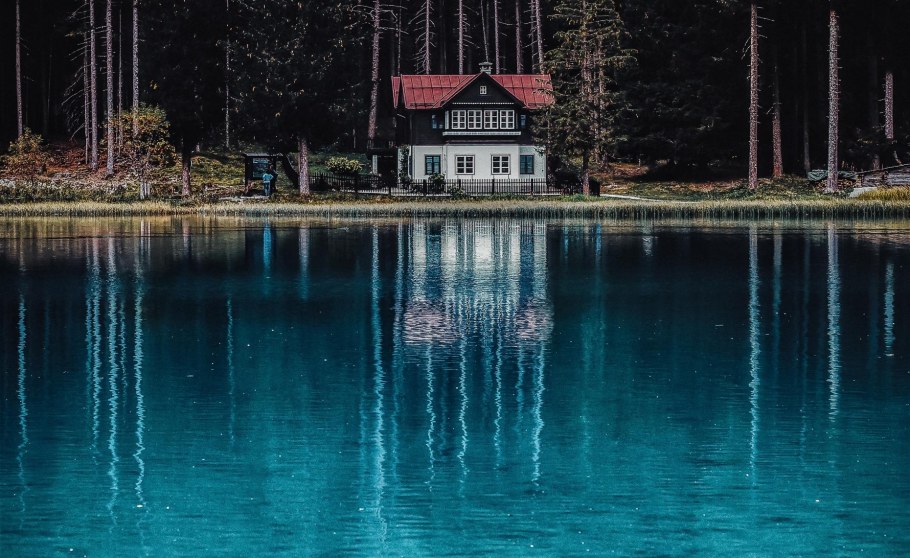 Охотничий домик у озера