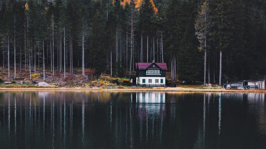 Дом в лесу у озера