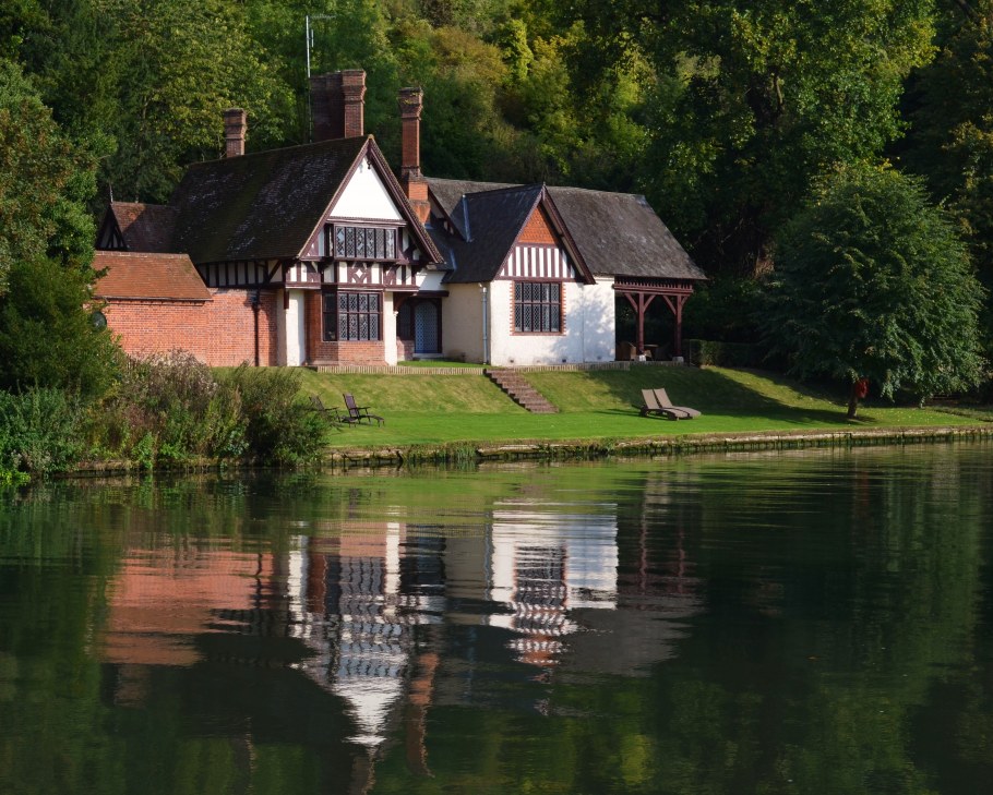 Шале на берегу озера