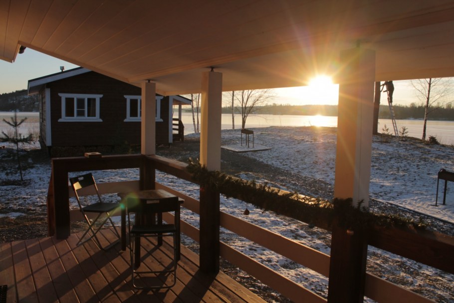 Ветхий домик на берегу Северного моря ночью