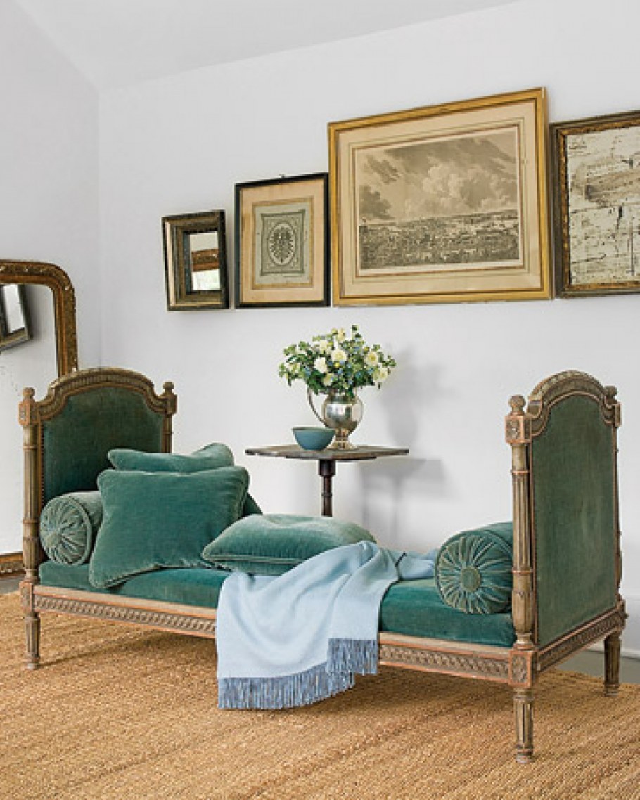 Старинная мебель, интерьер в бархате