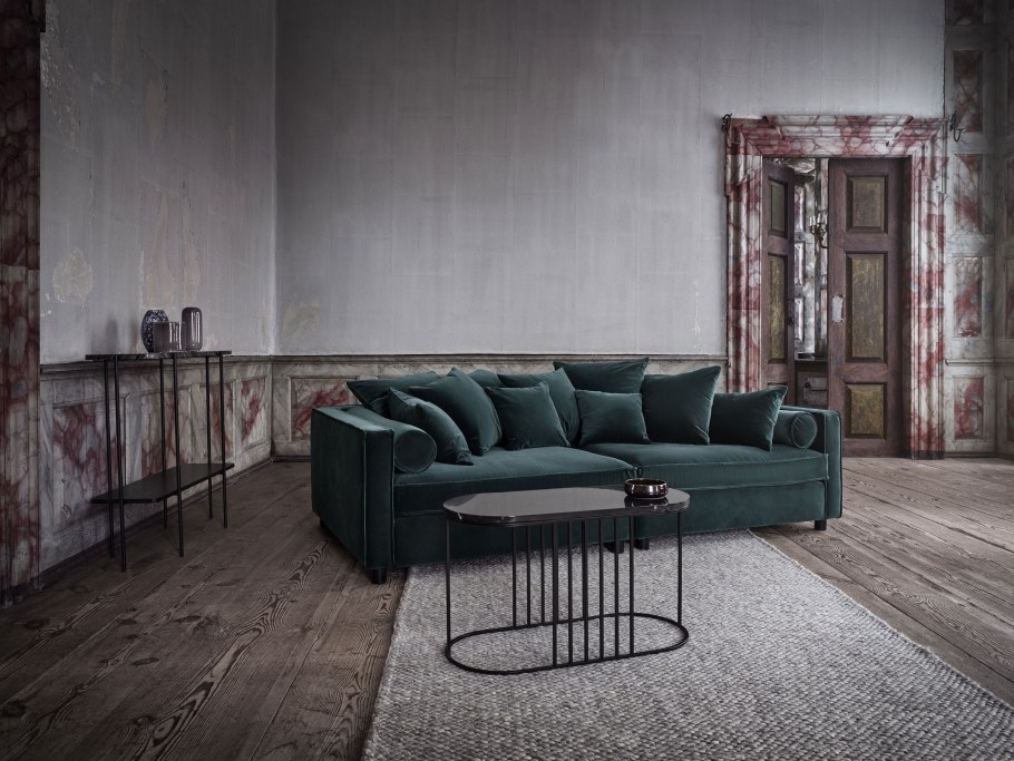 Красный бархатный диван со шкурой животного в интерьере интерьере