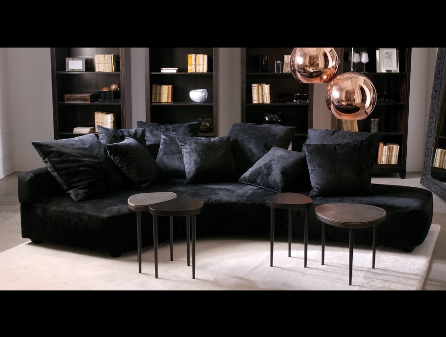 Черный велюровый диван в интерьере
