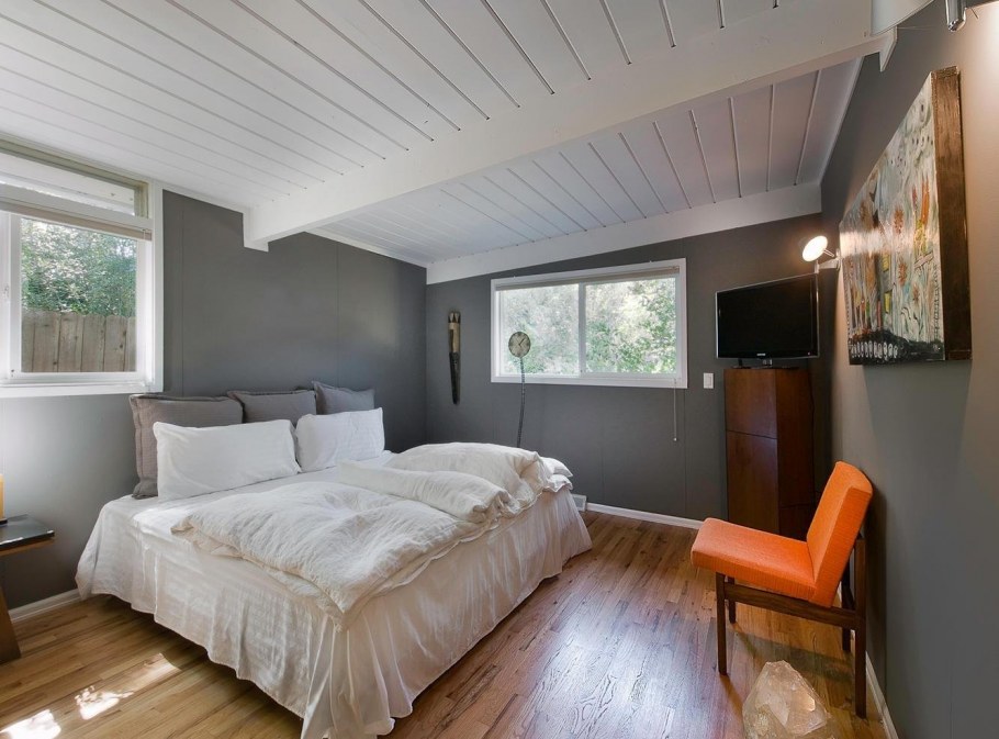 Деревянный потолок в спальне