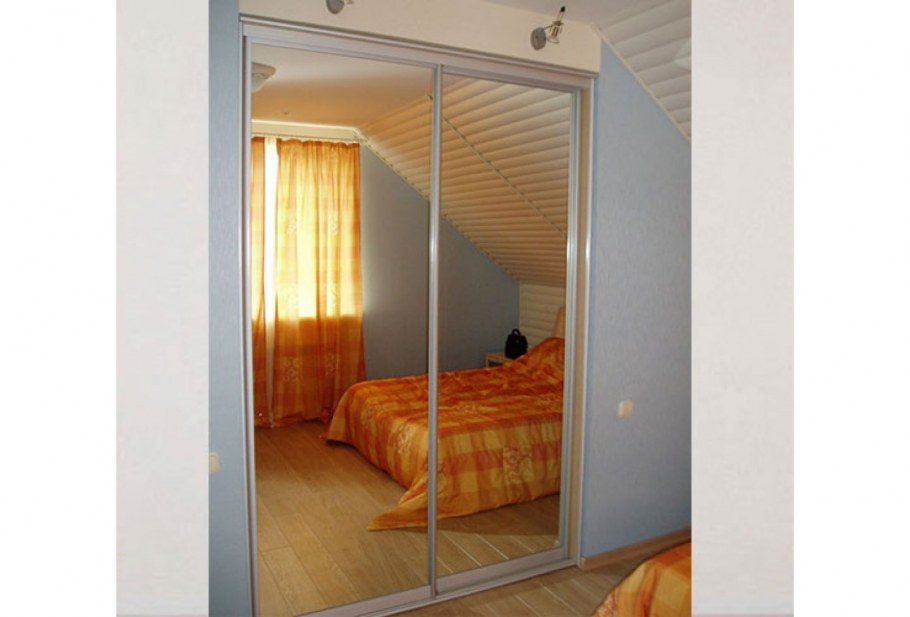 Двери купе в гардеробную с зеркалом