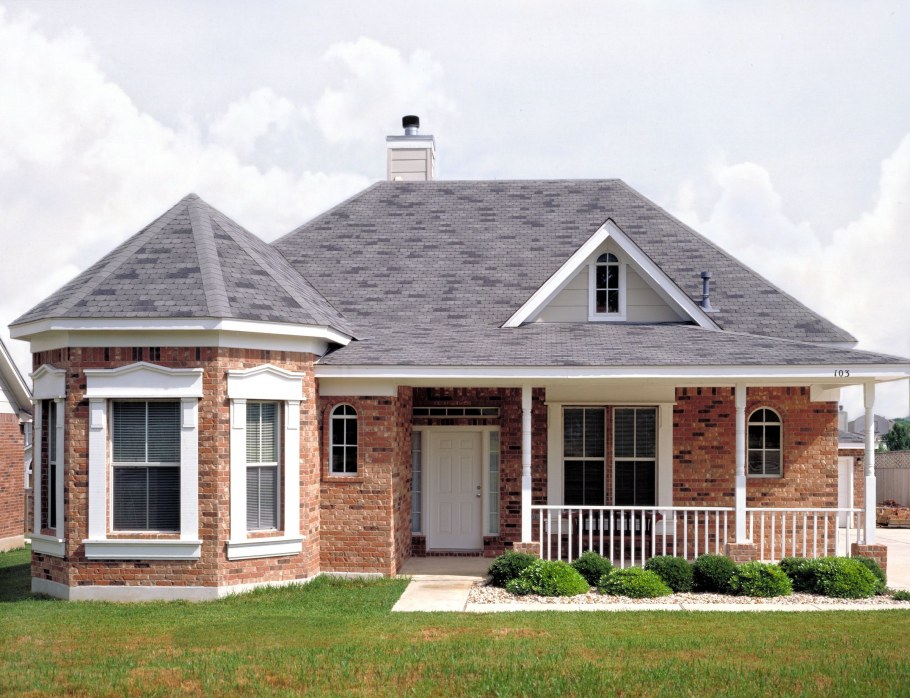 Одноэтажный кирпичный дом в английском стиле