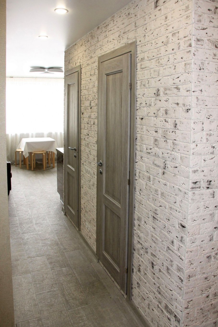 Отделка коридора декоративным камнем