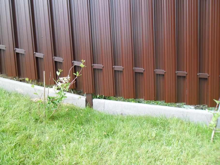 Бордюр под забором из профлиста