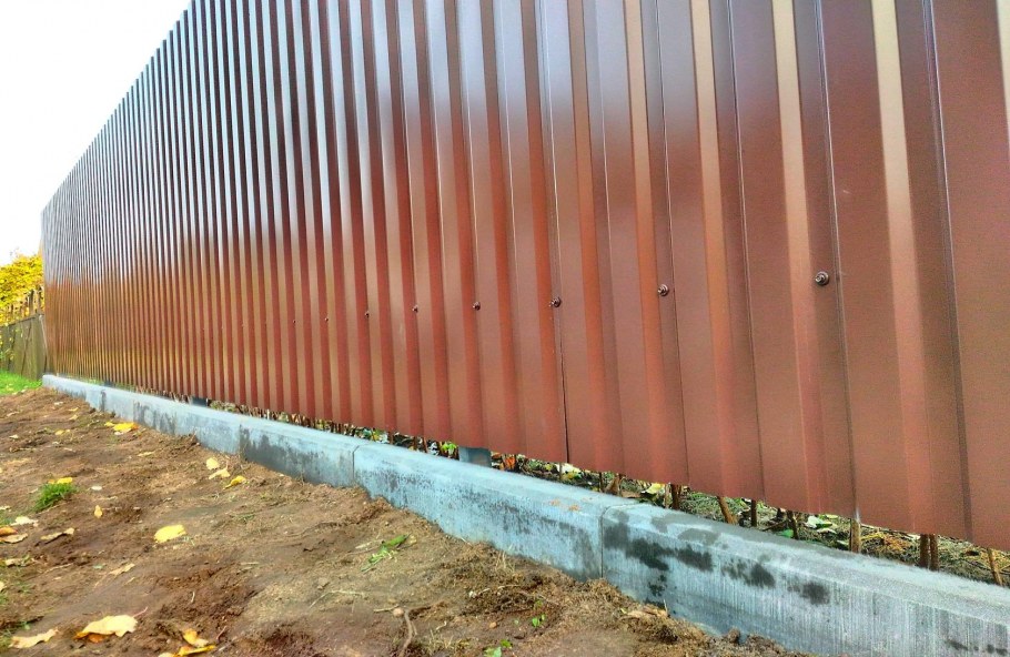 Бордюр внизу забора