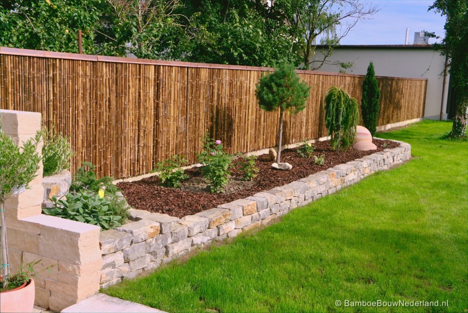 Деревянная клумба вдоль забора