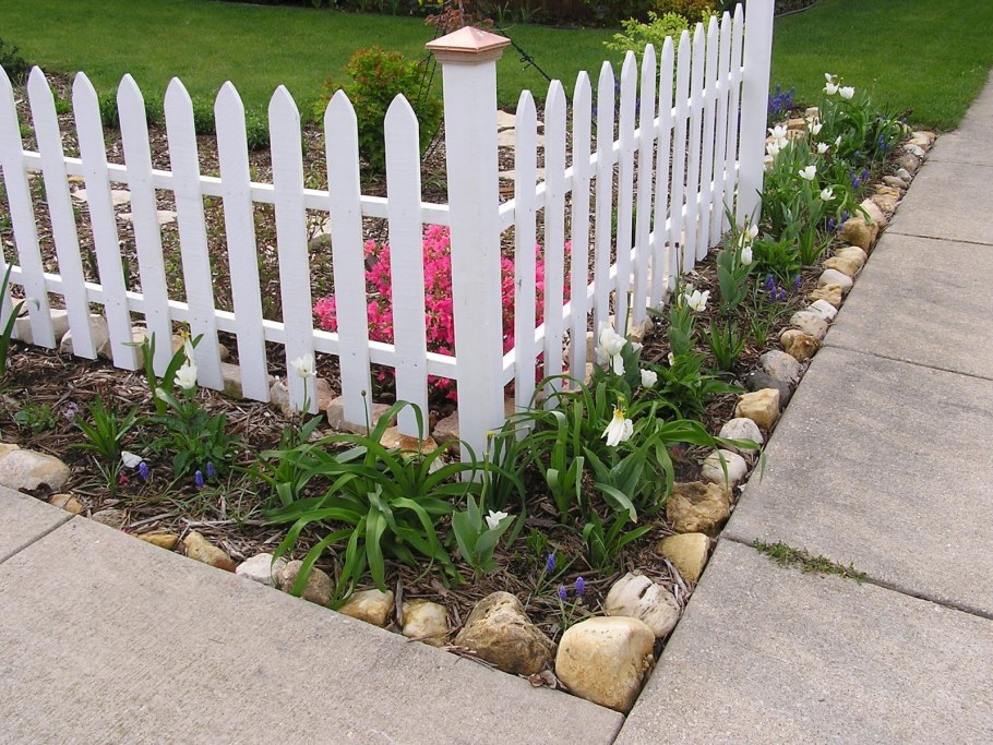 Бордюр около забора