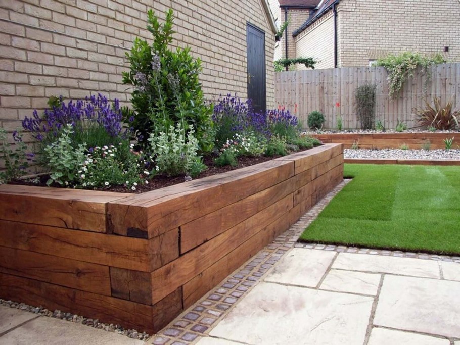 Высокие деревянные клумбы