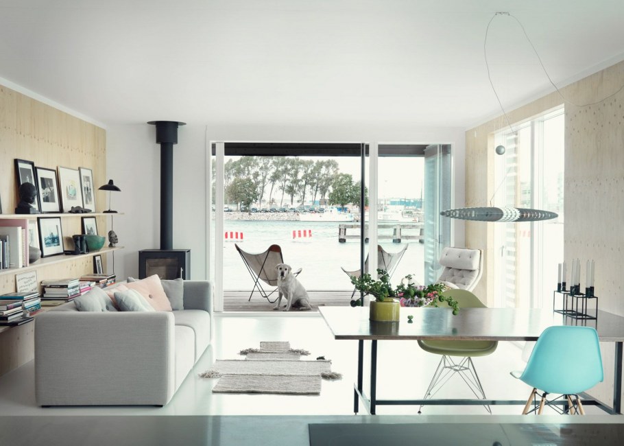 Гостиная в скандинавском стиле с большими окнами