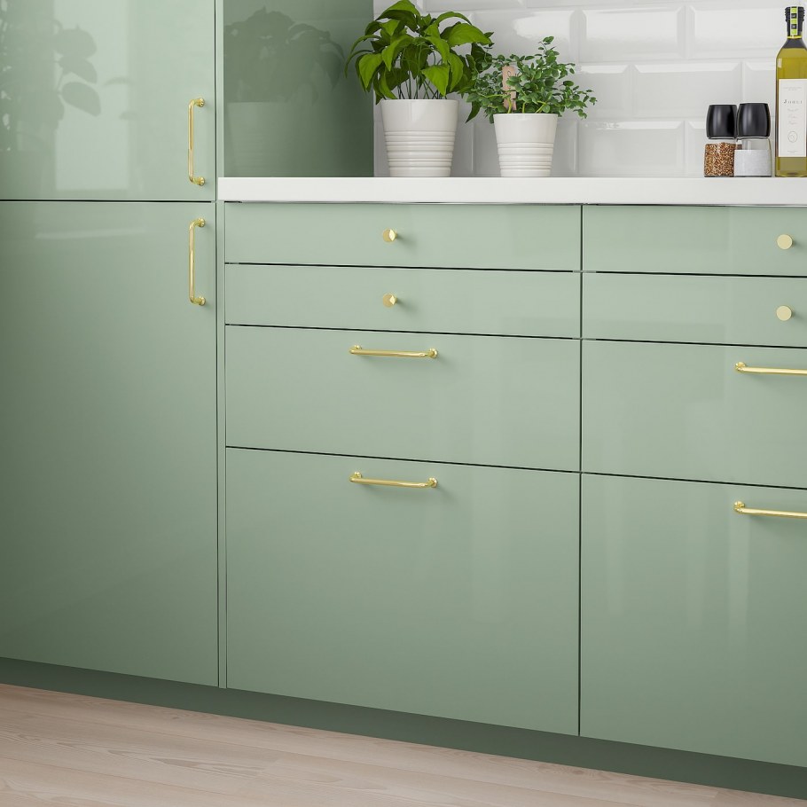 Плинтус над кухней