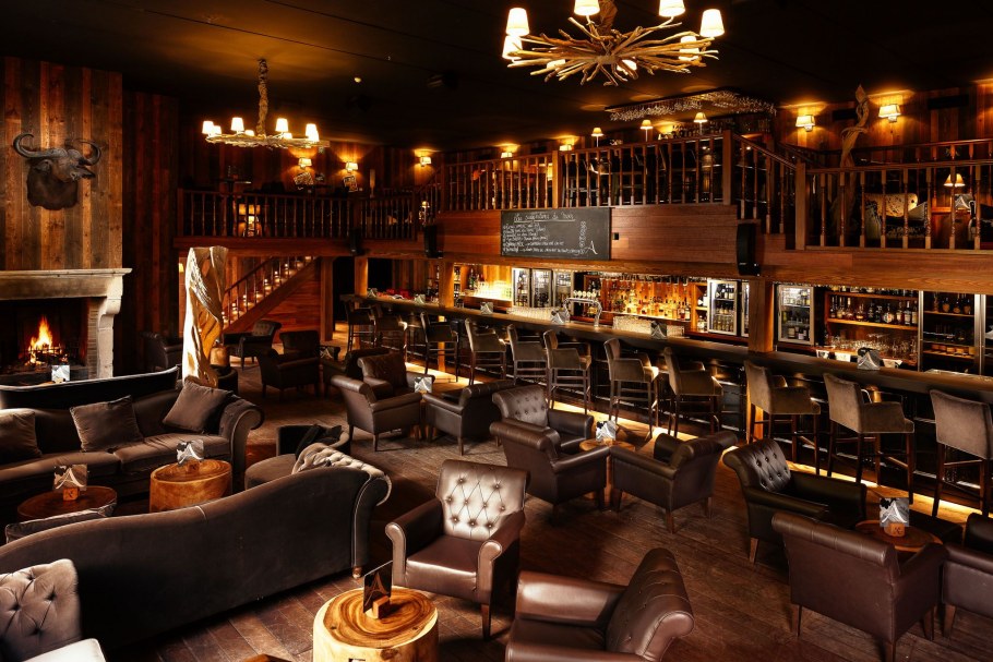 Барная стойка в ночном баре