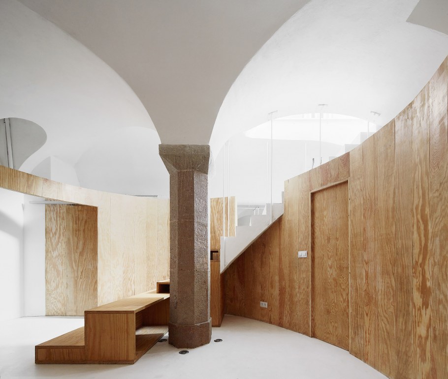 Перегородка деревянная с информацией интерьер архитектура