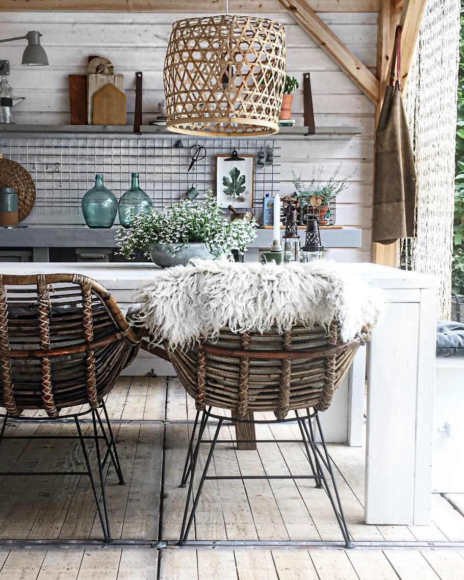 Детали интерьера в хюгге стиле в беседке