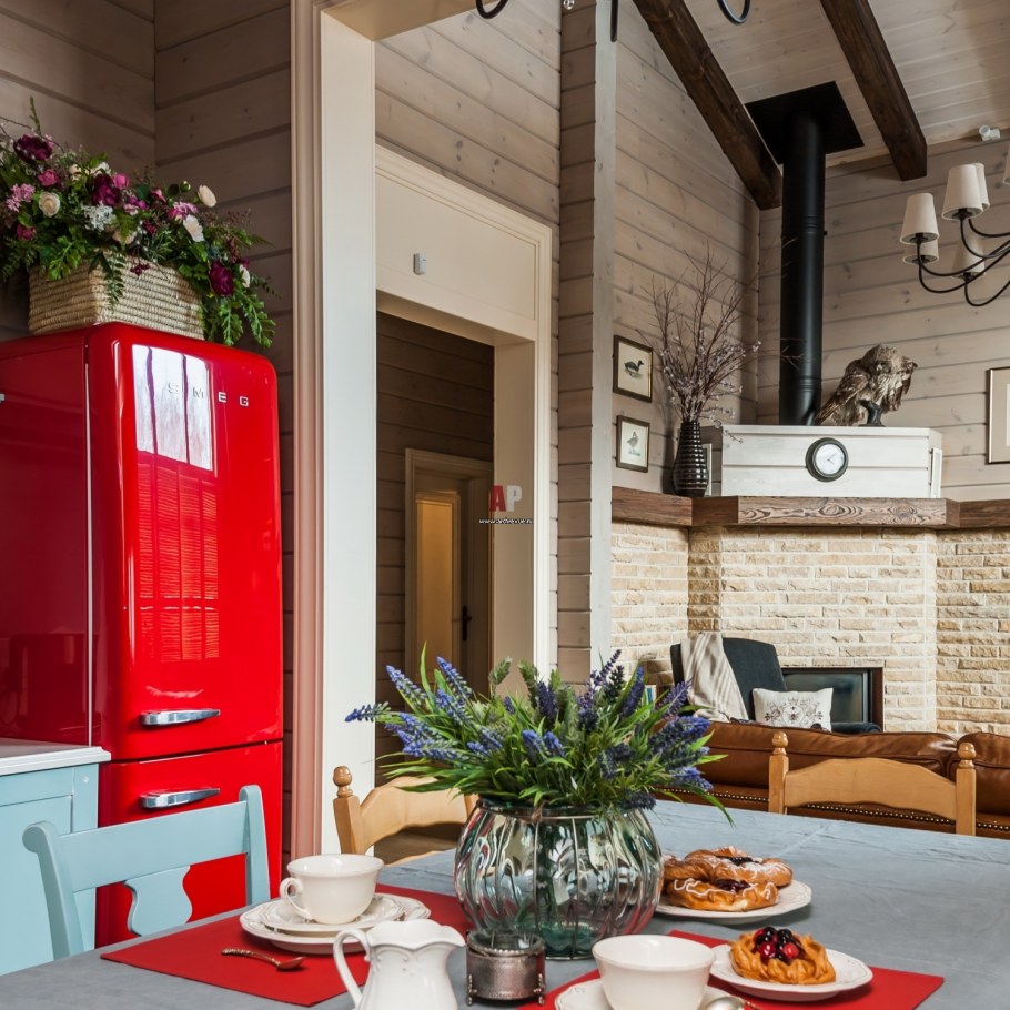 Яркий интерьер загородного дома