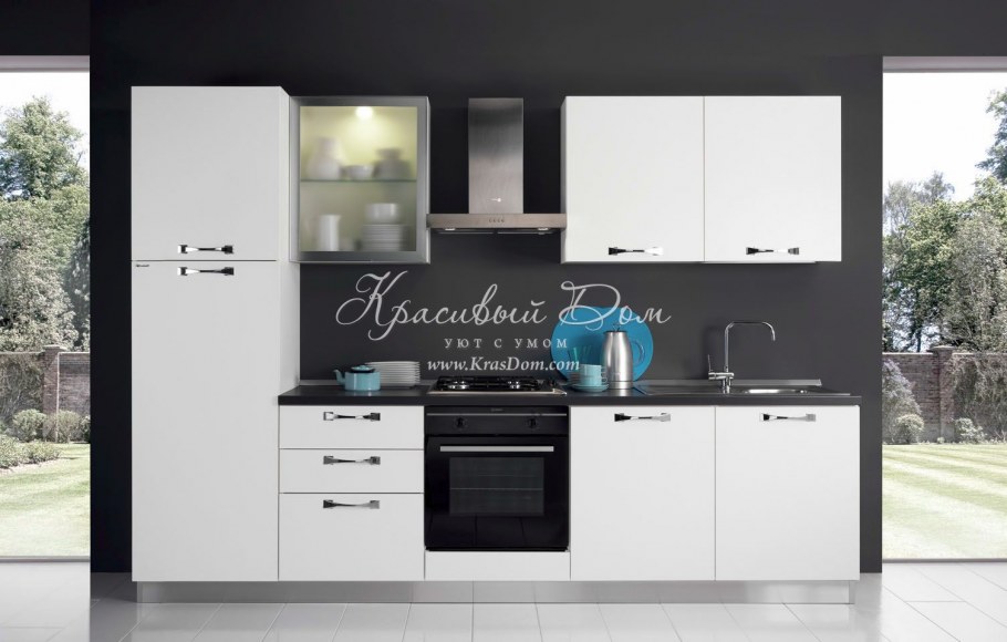 Белая кухня с черными и серебристыми ручками