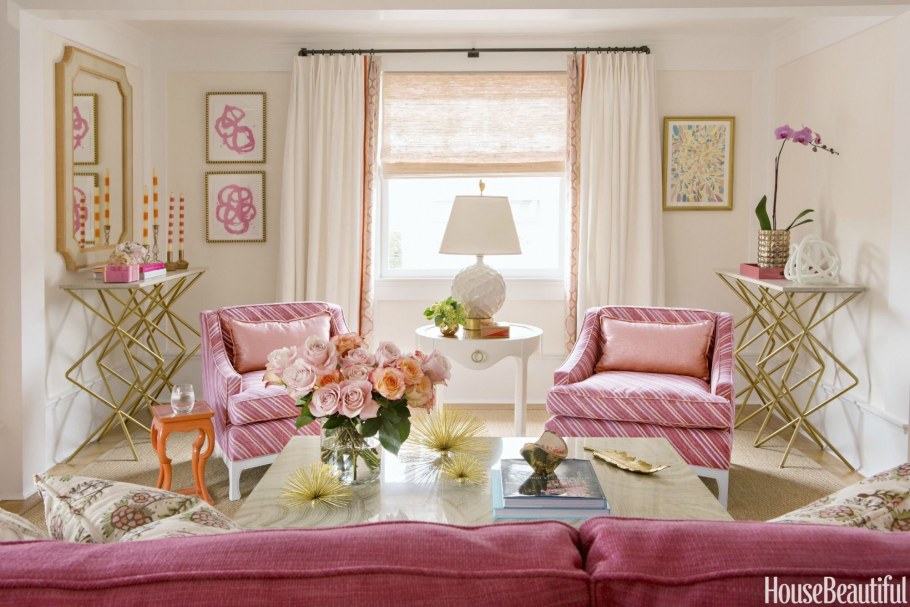 Сочетание серого и фуксии в интерьере гостиной загородного дома