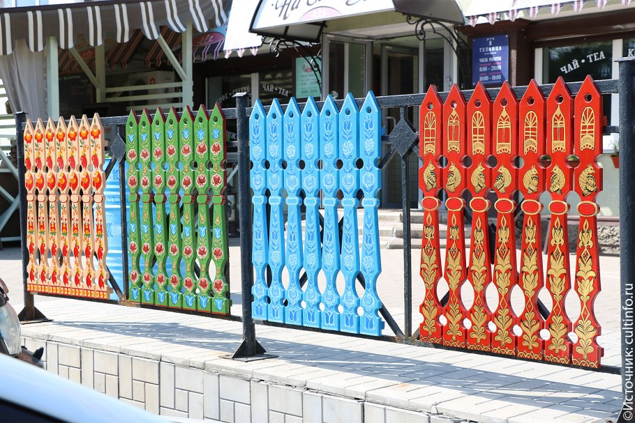 Фигурный забор из дерева