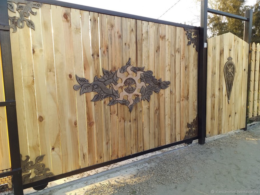 Резной деревянный забор